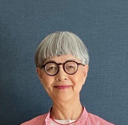 【70代マダム】UNIQLO“白Tシャツ”×赤チェックコーデでまとめる大人のおしゃれに反響！「靴下も素敵」「大好きなスタイル」の声