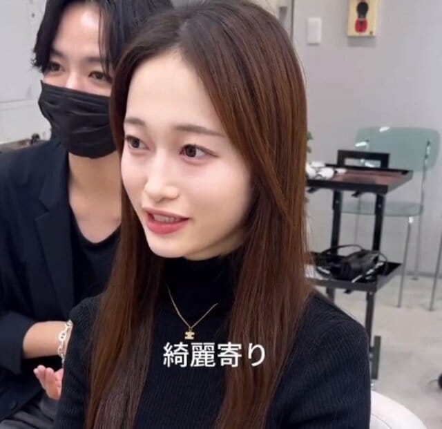 「1.5万回再生」彼氏の要望でバッサリカット。8年前の失敗から短くすることに不安を感じる女性の毛先を、自然に外へ流れるようにカットするプロのスタイリング