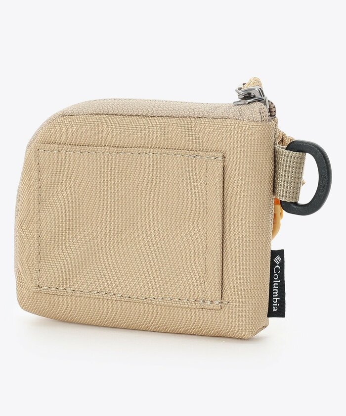 本体背面にはカードポケットが搭載されています