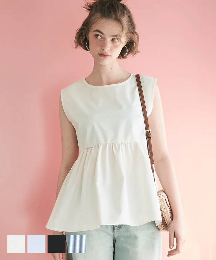 軽やかでハリのある生地感が特徴の「パリフワノースリーブギャザーティアードバックボタンクルーネックブラウス」