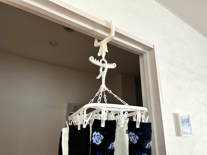 中央の穴にピンチハンガーがかけられるため、靴下やタオルを干せます