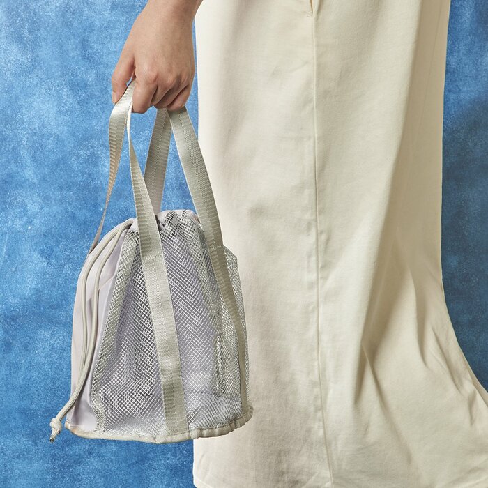 裏は涼しげなメッシュ素材