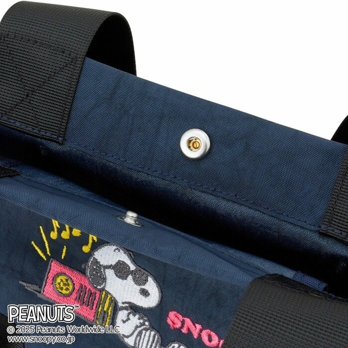 バッグの素材には軽くて丈夫なポリエステルを使用