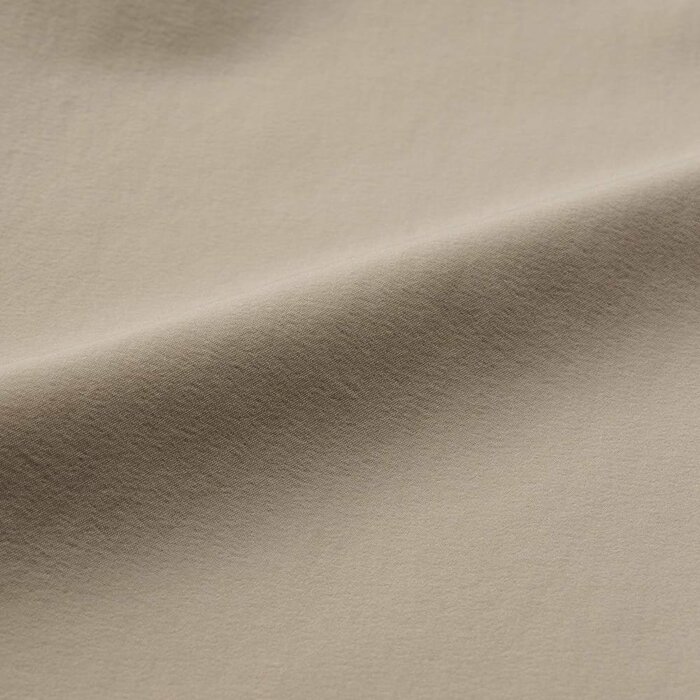 生地には強い撥水加工が施されており、急な雨や水はねを弾いてくれます