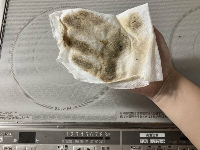 軽い力で1度拭いただけで、手の形が浮き上がるほどの汚れをキャッチ!