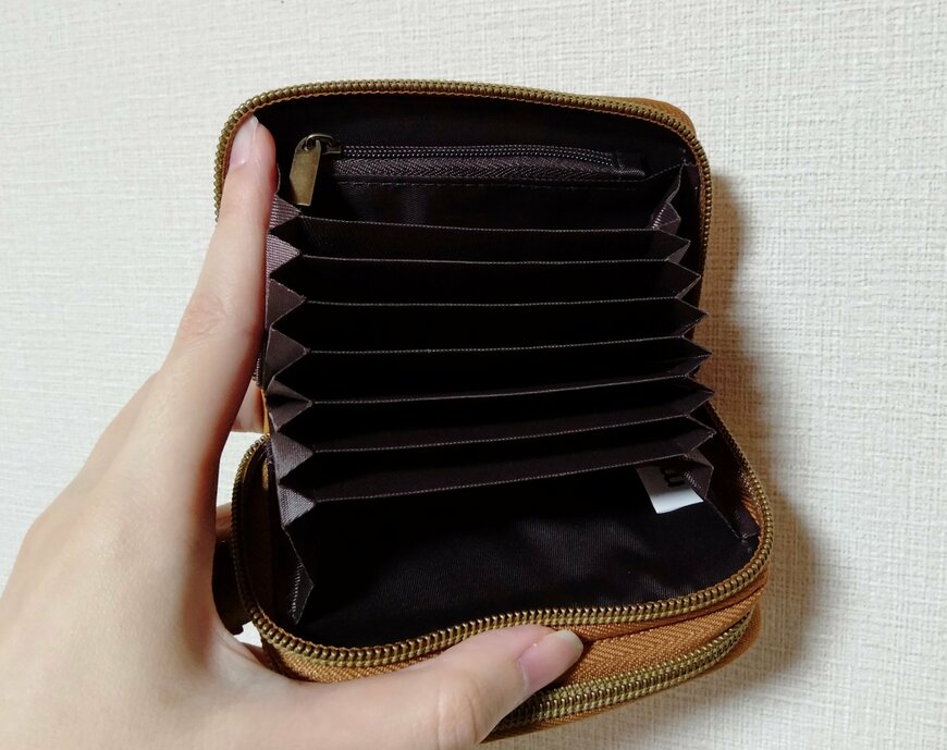 筆者撮影（宝島社、リンネル2023年9月号 おばけミッフィー キーチェーン付き じゃばら財布）