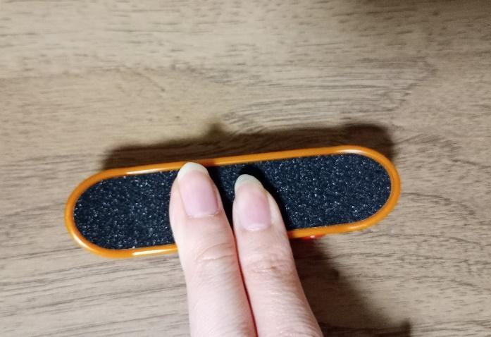 出所：筆者撮影（セリア、スケートボードキーホルダー）