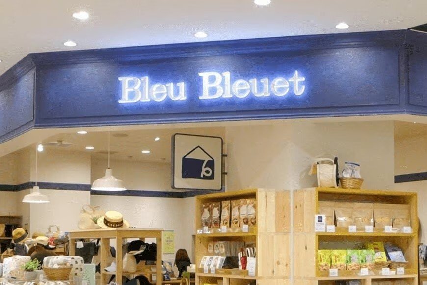 「手のひらサイズで超身軽！」3190円「ブルーブルーエ」ミニ財布「Dカン付き」で旅行やアウトドアに最適