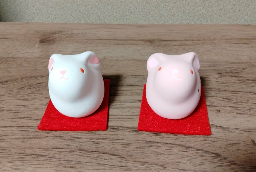 筆者撮影（ダイソー、置物（卯、座り、赤目））