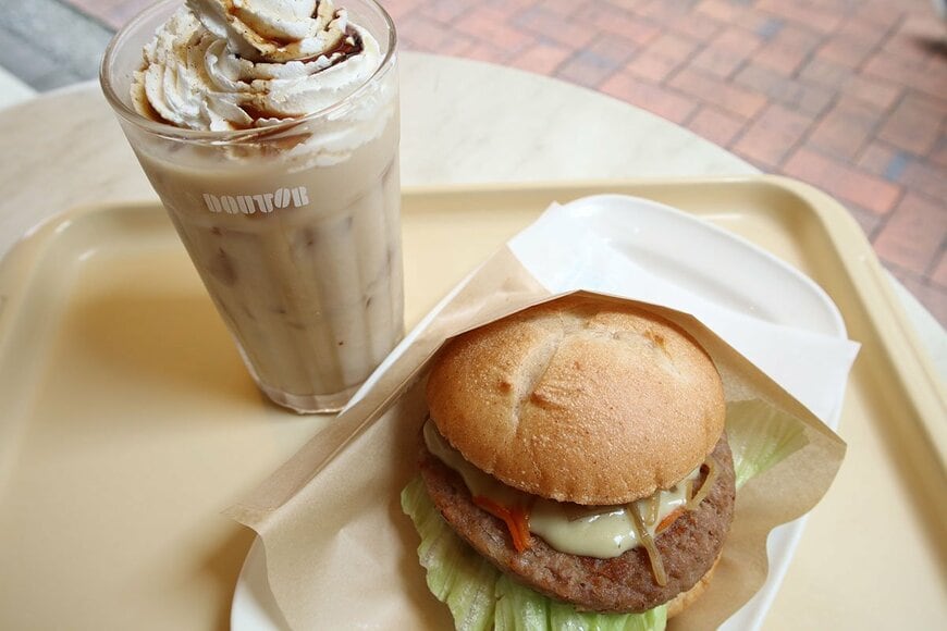 思わず注文してしまった『全粒粉サンド 大豆ミート～柚子胡椒豆乳ソース～』と『きなこ豆乳オレ～まめホイップ～（アイス）』