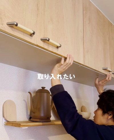 「おしゃれすぎる...！」〈静電気吸着シートとLED人感センサーライト〉で→キッチン棚に上品な〈間接照明〉をDIY