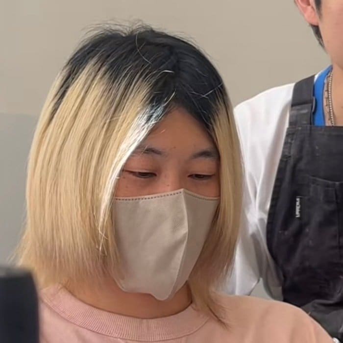 「大工事でいきましょうか」根本が伸びきった男性の髪→「ホワイトシルバー×ブラック」のコントラストが華やかなデザインカラーに！