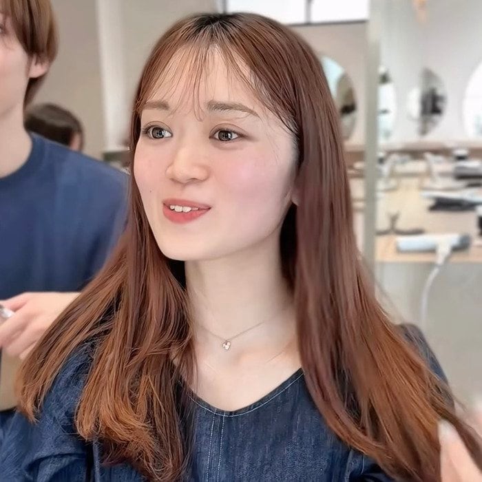 髪の広がり＆前髪のうねりに悩むロング女性→プロの手で…ツヤ髪のふんわり上品なスタイルに！「いい感じです！」と笑顔溢れる
