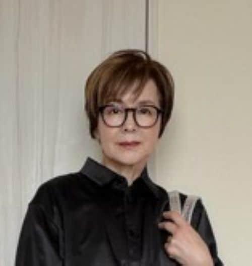 【60代マダム】春の“黒シャツ”コーデがかっこいい！「シルバーがきいてる」と称賛の声「ブラウスに柄のパンツ合わせがお洒落」