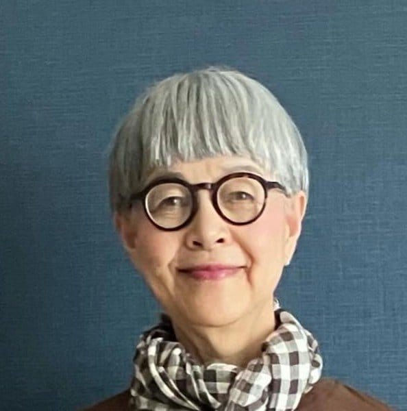 【70代マダム】初夏の「白パンツ」コーデが爽やか！センスが光る組み合わせに「涼しげでいいですね」「ホンマにイカしてる」の声