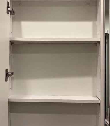 ダイソーやセリアのアイテムを活用する洗面所の100均収納術。使用頻度や種類ごとに整理整頓し、デッドスペースゼロにする手順と仕上がり