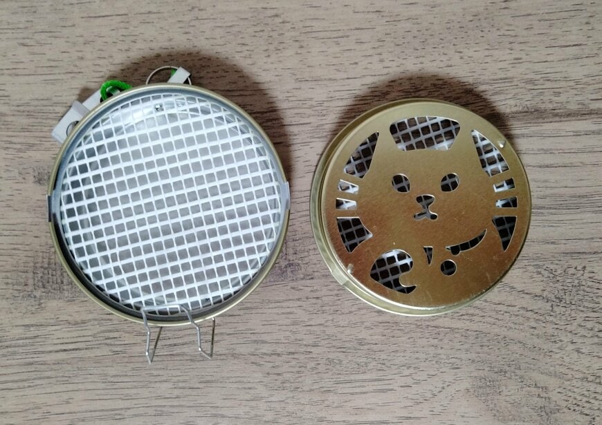 筆者撮影（セリア、猫型 蚊取り線香ケース）