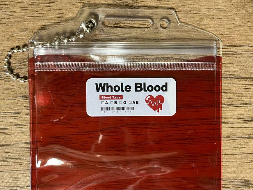 筆者撮影（セリア、PVCジップバッグ チェーン付き ブラッドバック）