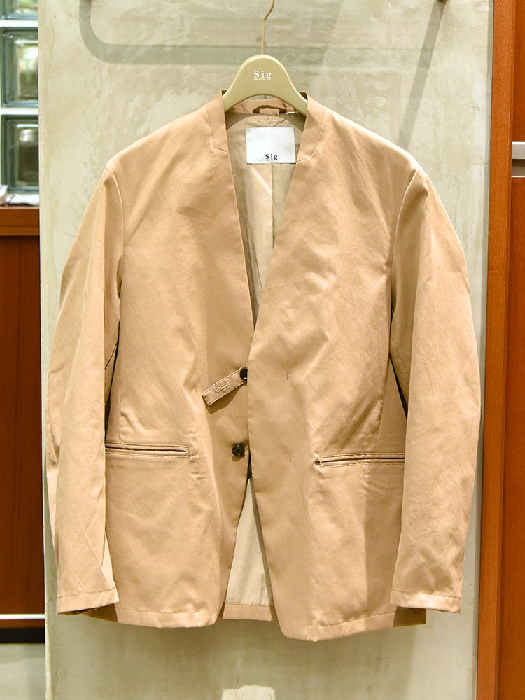 着用や洗濯を繰り返しても、色落ちや形崩れがしにくいテックチノ素材を使用したジャケット。同じ箇所を五万回こすっても擦り切れないという。ノーカラーの襟元やフロントを留めるストラップに遊び心も感じられる一着。Sig freak’s store / テックチノコンフォートジャケット ¥17,380（税込）