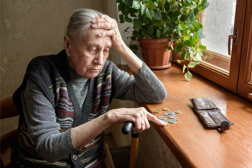 厚生年金ひと月10万円未満の女性は約48.9％。なぜ公的年金でも老後資金は不足するのか