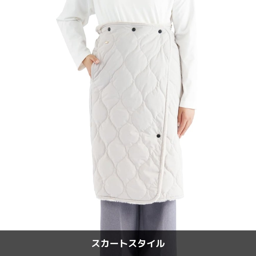 ベージュのラップスカートを腰に巻いたスカートスタイル