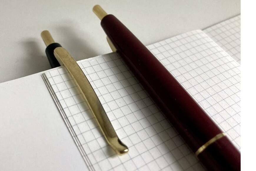 ダイソー　ノック式ボールペン（低粘度油性インク、３本、０.７ｍｍ、ゴールドカラー）