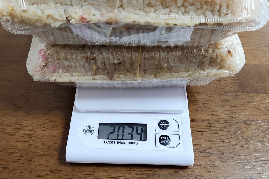 チャーハンの重さを図る様子