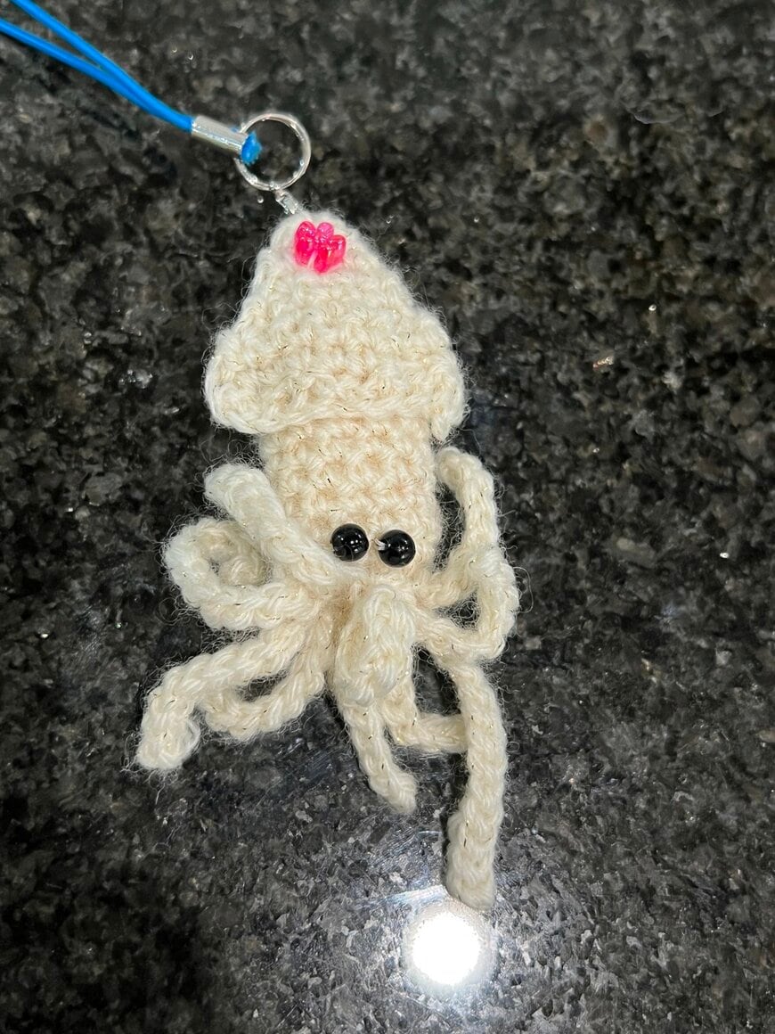 愛らしい手編みのイカ