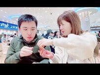 【33歳差カップル】58歳彼女＆25歳彼氏　フードコートでの“ほのぼのデート”に癒される人続出