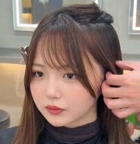 「長めのボブスタイルに」明るめブラウンの“セミロング女性”が…プロの施術で透明感たっぷりの「ミディアムボブ」にスタイルチェンジ！