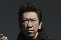 布袋寅泰 ロンドンで購入した多肉植物を紹介！花束を持った笑顔ショットに「あら素敵」「まさに英国紳士」の声