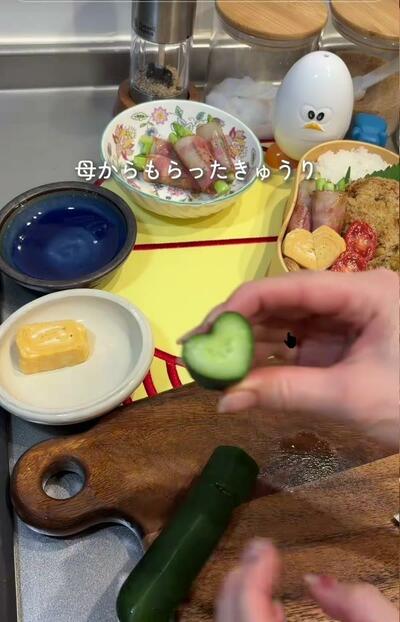 母からもらったきゅうりをハート型に