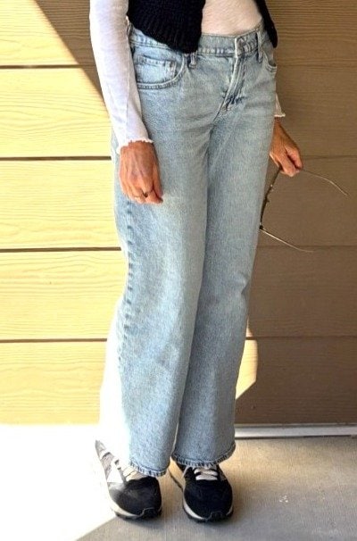 淡いブルーのデニムの足元を写したクローズアップ