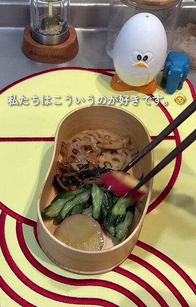 ご飯の下に敷かれていくおかず