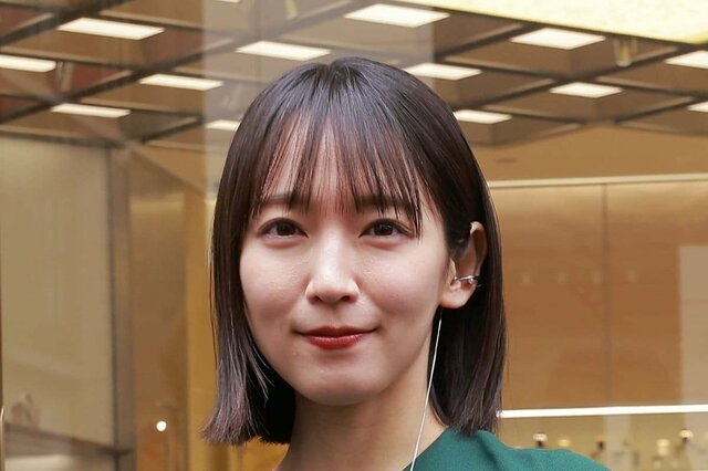 32歳 吉岡里帆 冬コーデで際立つ美スタイル「顔ちっちゃ！」「神々しい」「里帆領域ありがとう」の声