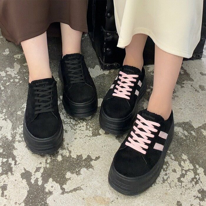カラーはブラック×ピンクとブラックの2種類です