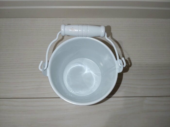 ポットの底には排水穴がありません