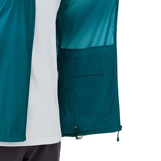 ストレッチの効いた素材が、しなやかな動きの邪魔をしません