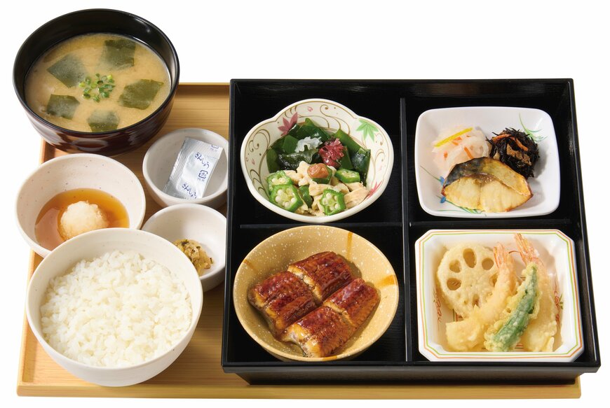 出所：株式会社プレナス「「やよい軒」夏の風物詩“うなぎ”が今年も登場！　無料のだしをかけてひつまぶし風贅沢アレンジ　『うなぎまぶし定食』『特うなぎまぶし定食』『うなぎ御膳』」