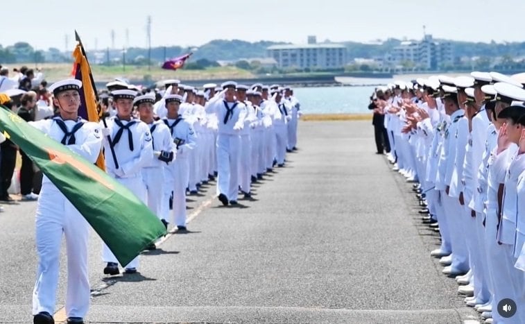 【海上自衛隊修業式】「また会おうな、横須賀で！」セーラー服に凛々しい表情「海上自衛隊修業式」の様子に感動の涙