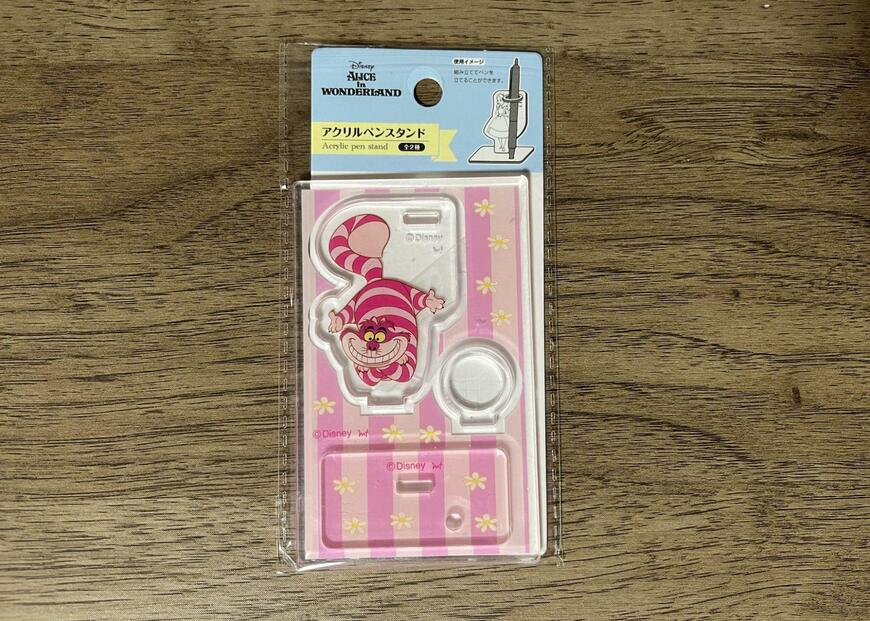 筆者撮影（セリア、アクリルペンスタンド/ふしぎの国のアリス）