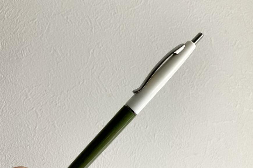 ダイソー　ノック式ボールペン（低粘度油性インク、３本、０.７ｍｍ、ツートン、シルバーカラー）