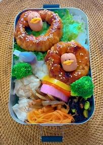 男子高校生の【新玉ねぎの肉巻き弁当】をよく見ると…ひょっこり顔を出す”キュートな鳥の子”が話題