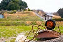 農作業用一輪車の上に「夫が倒れている？」　あまりにも紛らわしい光景に「爆笑しましたが怖い」