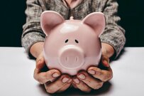 還暦60歳代の貯蓄「3000万円以上」の羨ましい人は何割いる？老後資金の柱は年金に