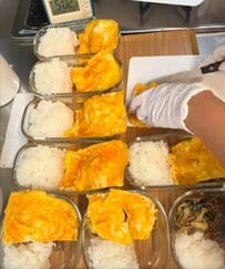 【お弁当アイデア】忙しい会社員主婦が作る〈オムそば弁当〉。ダブルの炭水化物におかずをたっぷり詰めた、満足感がありボリューム満点に仕上がるお弁当