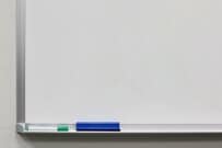 職場のホワイトボードに描き続けた小さな猫　上司にバレて活動終了かと思いきや…「予想外の展開」に大反響