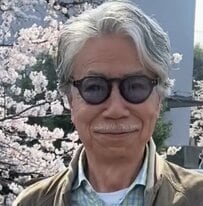 ピンクパンツにカーキのブルゾンを合わせた73歳の春コーデ。丈感や小物で引き締めて甘さを抑えた着こなしと仕上がり