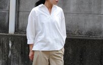 仕事着にもぴったり。顔まわりをすっきり見せる「Vネックブラウス」6選