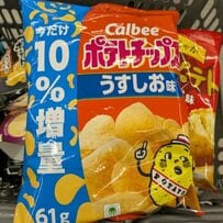 「そうきたかｗ」一見すると普通のパッケージのポテトチップス、しかし裏返すと予想外の銀色フィルムのまま！二面性のあるデザインに「笑った」の声